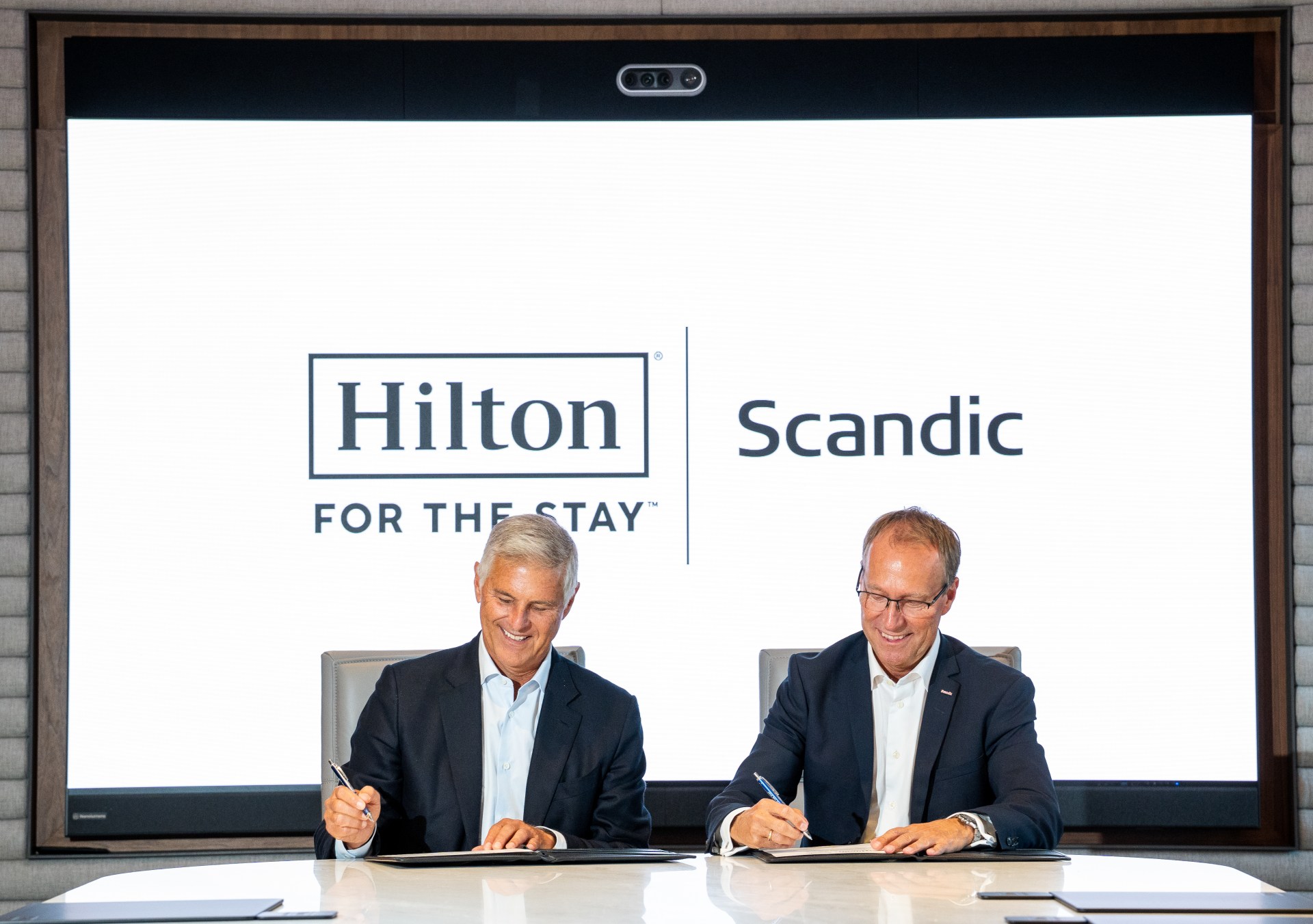 Hilton CEO Chris Nassetta and Scandic CEO Jens Mathiesen signing the Nordics strategic agreement