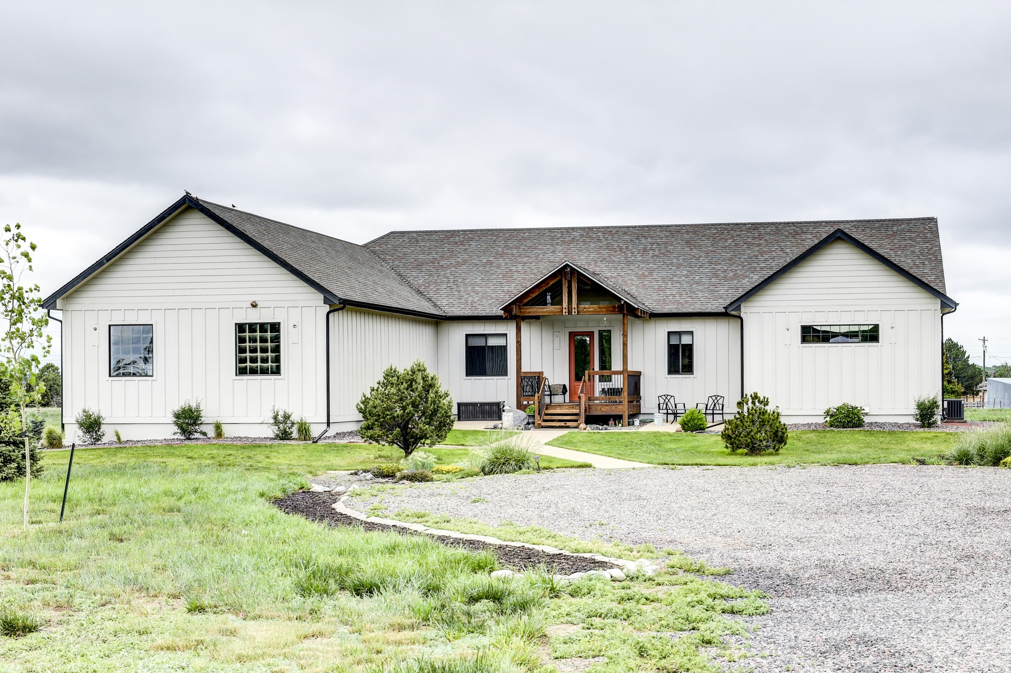 Longmont, Colorado home with James Hardie Cobblestone siding and trim installed by Northern Lights Exteriors.